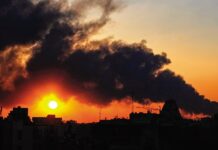 EU amplía su ofensiva militar; hunde buque de guerra iraní