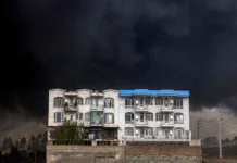 Depósitos de combustible incendiados por ataques de EU e Israel sumen a Teherán en la oscuridad