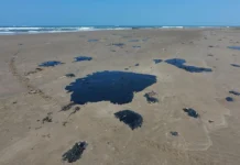 Achacan a dos chapopoteras y buque desastre en el Golfo