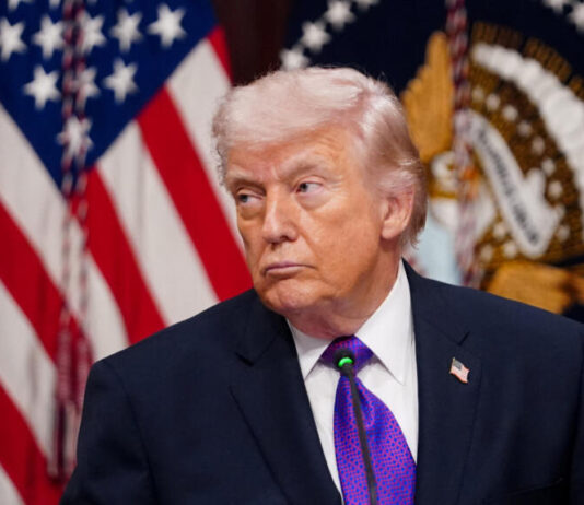 Afirma Donald Trump que Irán se rindió, pero promete un ataque ‘muy duro’