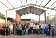 Apoya Toño Astiazarán a familias de la Mártires de Cananea