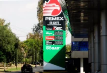 Sheinbaum y gasolineros acuerdan bajar precio del diésel a 28.30 pesos el litro
