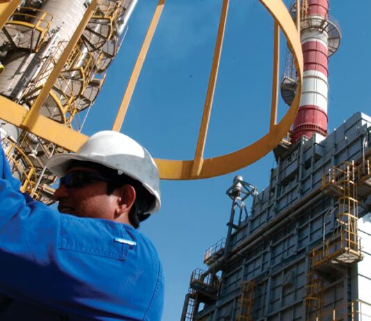 Sale de OPEP Emiratos Árabes Unidos en plena crisis por Ormuz cerrado