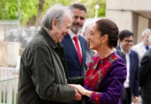 Claudia Sheinbaum se encuentra con Joan Manuel Serrat durante su gira por Barcelona