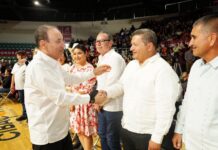 Jacobo Mendoza acompaña al Gobernador Alfonso Durazo en la Entrega de Becas