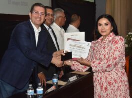 GALARDONAN A DOCENTES CON 20 AÑOS DE SERVICIO EN EL DÍA DEL MAESTRO