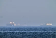 Buque de carga fue atacado cerca de Estrecho de Ormuz, dice agencia naval británica