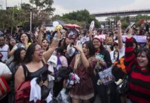 Miles de fans de BTS esperaron afuera del Estadio GNP horas antes del concierto