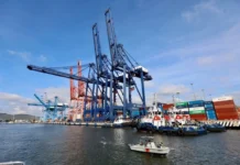 Indicadores reflejan la dinámica de la economía mexicana, destaca Sheinbaum La presidenta Claudia Sheinbaum Pardo destacó este viernes una serie de indicadores que, afirmó, reflejan “la dinámica de la economía mexicana”, al tiempo que sostuvo que las devoluciones del IVA por parte de la autoridad fiscal se realizan dentro de los plazos establecidos por la ley y anunció que su gobierno analiza nuevas medidas para simplificar trámites en favor de micro, pequeñas y medianas empresas. En su conferencia matutina en Palacio Nacional, la mandataria subrayó que, de acuerdo con datos del Instituto Mexicano del Seguro Social (IMSS), “al 30 de abril se registró un incremento mensual de 23 mil 923 puestos de trabajo afiliados”, con lo que “la afiliación total al IMSS alcanzó los 22 millones 748 mil 603 puestos de trabajo, siendo la cifra más alta para un mes de abril de la historia”. Remarcó que se trata de “una muy buena noticia” y añadió que hay otros indicadores favorables. Entre ellos, destacó que “entre enero y abril se vendieron 500 mil 512 vehículos ligeros, la mayor cantidad en la historia en un primer cuatrimestre del año”. Asimismo, se refirió al comportamiento de las remesas y señaló que, luego de una baja previa, “en marzo se recibieron 5 mil 394 millones de dólares, monto que representa el mayor crecimiento desde noviembre de 2024”. A ello sumó la moderación de la inflación, que en abril “registró 4.45 por ciento, lo que representa una reducción tras tres meses al alza”. La jefa del Ejecutivo consideró también positiva la reciente decisión del Banco de México de reducir la tasa de interés, pues, dijo, “va a ayudar a las inversiones del país”. En conjunto, resumió: “Son muy muy buenos datos”. Sobre las devoluciones de impuestos a contribuyentes, Sheinbaum afirmó que incluso se reporta “aumento en la devolución del IVA” y rechazó retrasos fuera de norma. “Hay una regla que se establece en el Código Financiero de cuánto tiempo tiene la Secretaría de Hacienda para regresar el IVA y se cumple siempre, nunca se va más allá de lo que está establecido en la norma”, sostuvo. Añadió que en encuentros recientes con pequeños empresarios ha recibido solicitudes para reducir cargas administrativas. Explicó que buscan “que no tengan que hacer tanta burocracia, tanto papeleo para poder desarrollarse”, por lo que su gobierno ya revisa mecanismos para ampliar la simplificación de trámites en áreas como el IMSS, la Secretaría del Trabajo y otras dependencias. “Estamos trabajando en ello”, aseguró.