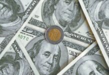 Peso mexicano recupera terreno frente al dólar; mercado espera minutas de la Fed