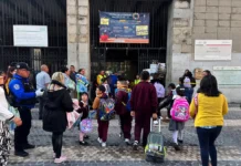 Padres critican adelanto de vacaciones.