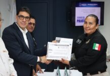 Reconocen a policías y bomberos por su entrega a Nogales