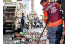 “Ya no tiren basura”; barrenderos eluden hasta botellas rotas en fiestas futboleras