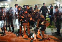 Toque de queda blinda cárcel del ICE en Newark; chocan manifestantes y policías