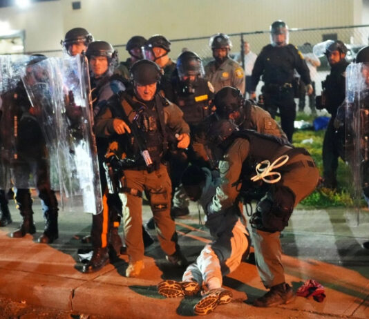 Toque de queda blinda cárcel del ICE en Newark; chocan manifestantes y policías