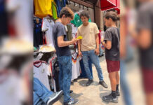 Réplicas de prendas del Mundial inundan el Centro Histórico