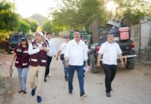 Camina Javier Lamarque la colonia Altares y escucha a las familias de Hermosillo
