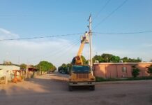 Continúan trabajos de reparación de alumbrado público en comunidades del Valle de Guaymas