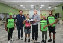 DOTA ALCALDESA CLAUDIA SANTACRUZ DE UNIFORMES AL EQUIPO TITANES DE PARATLETISMO