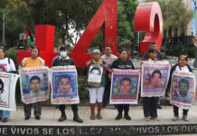 Padres de los 43 se movilizan al Altiplano, donde está recluido Ángel Aguirre Rivero