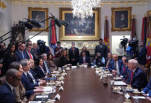 Poseen 57 funcionarios de Trump fortunas de por lo menos 100 mdd