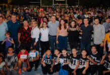 Entregan Toño Astiazarán y Patty Ruibal útiles escolares a 500 niñas y niños en Altares