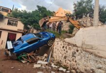 Atienden vehículo desbarrancado en Solidaridad