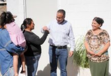 Beneficia Toño Astiazarán a familias de El Ranchito con cuartos adicionales en su vivienda