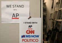 Juez federal ordena a gobierno de Trump restablecer acceso a Casa Blanca a CNN, MS NOW y Politico