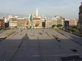 Sheinbaum encabeza izamiento a media asta en el Zócalo en memoria de víctimas de los terremotos de 1985 y 2017