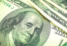 Peso mexicano perfila su peor caída mensual frente al dólar en más de dos años