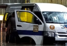 Inundación deja seis pasajeros muertos en una combi de Tultitlán