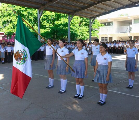 Llevan a cabo ceremonia de abanderamiento en escuela secundaria técnica 56