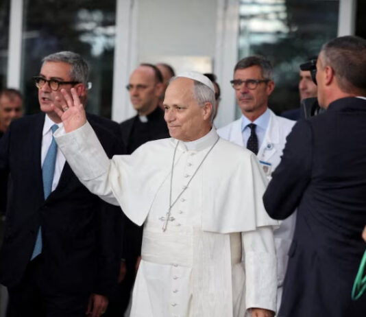 Papa León XIV recibe alta hospitalaria y sale del Policlínico Gemelli de regreso al Vaticano