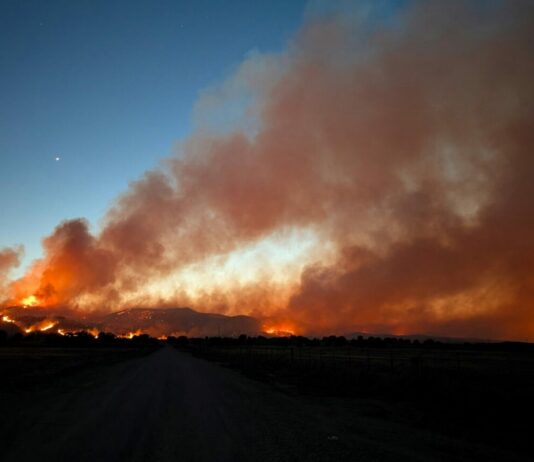 Varios incendios arrasan viviendas y mantienen a cientos en alerta en el sur de California