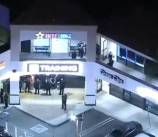 Tiroteo en centro comercial de Los Ángeles, EU, deja 2 muertos y decenas de detenidos